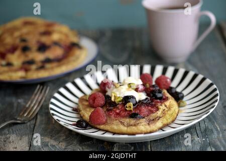 Pfannkuchen sind auf der ganzen Welt beliebt. Amerikanische Pfannkuchen mit Beeren und Kardamom. Foto Janerik Henriksson / TT / Code 10010 Stockfoto