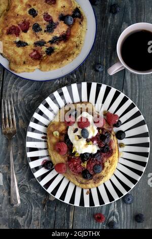 Pfannkuchen sind auf der ganzen Welt beliebt. Amerikanische Pfannkuchen mit Beeren und Kardamom. Foto Janerik Henriksson / TT / Code 10010 Stockfoto