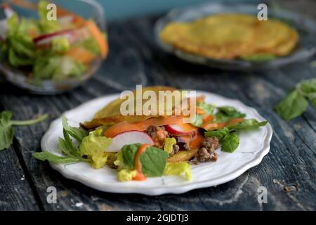 Pfannkuchen sind auf der ganzen Welt beliebt. Vietnamesische Crepes mit Hackfleisch und Gemüse. Foto Janerik Henriksson / TT / Code 10010 Stockfoto