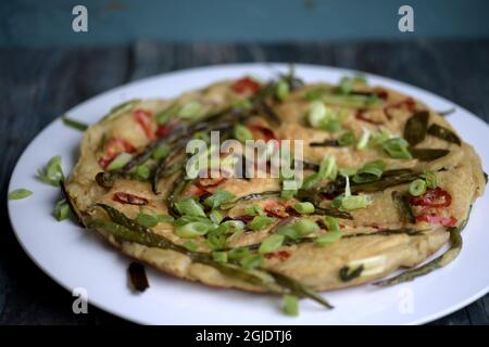 Pfannkuchen sind auf der ganzen Welt beliebt. Koreanischer Pfannkuchen mit Frühlingszwiebel und grünen Bohnen. Foto Janerik Henriksson / TT / Code 10010 Stockfoto