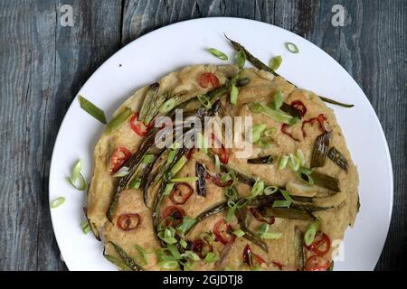 Pfannkuchen sind auf der ganzen Welt beliebt. Koreanischer Pfannkuchen mit Frühlingszwiebel und grünen Bohnen. Foto Janerik Henriksson / TT / Code 10010 Stockfoto