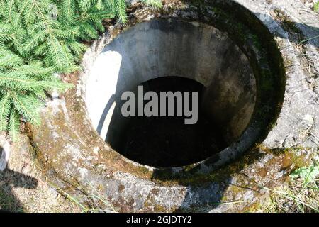 Polom, Polen - 16. Juli 2021: Ein gut erhaltener deutscher Festungsweg im Szczytno-Wald. Strategische Verteidigungslinie. Bunker, Kasematte Stockfoto