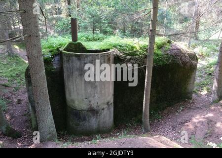 Polom, Polen - 16. Juli 2021: Ein gut erhaltener deutscher Festungsweg im Szczytno-Wald. Strategische Verteidigungslinie. Bunker, Kasematte Stockfoto