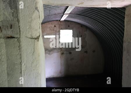 Polom, Polen - 16. Juli 2021: Ein gut erhaltener deutscher Festungsweg im Szczytno-Wald. Strategische Verteidigungslinie. Bunker, Kasematte Stockfoto