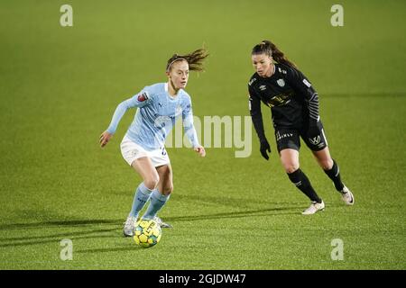 Keira Walsh von Manchester City und Pauline Hammarlund von Göteborg kämpfen während des Champions League-Fußballspiels der Frauen in der Vallhalla Arena in der 1. Etappe 32 zwischen Göteborg und dem Manchester City WFC um den Ball. Foto Bjorn Larsson Rosvall / TT kod 9200 *SCHWEDEN AUS* Stockfoto