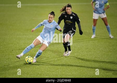 Lucy Bronze von Manchester City und Pauline Hammarlund von Göteborg kämpfen während des Champions League-Fußballspiels der Frauen in der Vallhalla Arena in der 1. Etappe 32 zwischen Göteborg und dem Manchester City WFC um den Ball. Foto Bjorn Larsson Rosvall / TT kod 9200 *SCHWEDEN AUS* Stockfoto