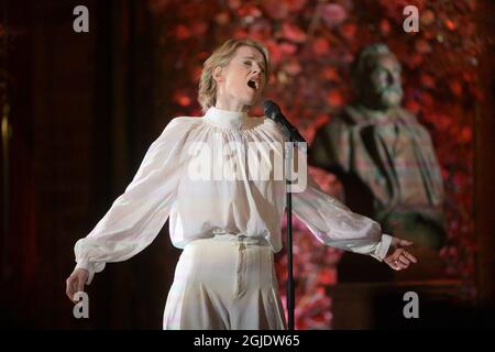 FOTO AUFGENOMMEN IN STOCKHOLM 20201209 Edda Magnason singt Edit Piaf, Hymne à l'amour, als SVT die Musik für die Nobelpreiszeremonie im Rathaus vornimmt. Foto: Fredrik Sandberg / TT kod 10080 Stockfoto