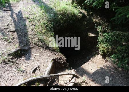 Polom, Polen - 16. Juli 2021: Ein gut erhaltener deutscher Festungsweg im Szczytno-Wald. Strategische Verteidigungslinie. Bunker, Kasematte Stockfoto