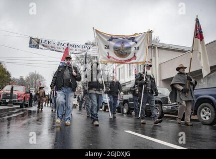 Lee-Jackson Day Parade, Lexington Virginia, USA, 16. Januar 2021, Gedenken an die konföderierten Generäle Robert E. Lee und Stonewall Jackson. Menschen, die die Main Street entlang gehen und sich am Stonewall Jackson Denkmal versammeln. Viele Teilnehmer sind in konföderierten Uniformen aus dem Bürgerkrieg gekleidet. Foto: Peter Wixtrom / Aftonbladet / TT-Code 2512 Stockfoto