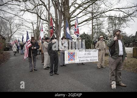 Lee-Jackson Day Parade, Lexington Virginia, USA, 16. Januar 2021, Gedenken an die konföderierten Generäle Robert E. Lee und Stonewall Jackson. Menschen, die die Main Street entlang gehen und sich am Stonewall Jackson Denkmal versammeln. Viele Teilnehmer sind in konföderierten Uniformen aus dem Bürgerkrieg gekleidet. Foto: Peter Wixtrom / Aftonbladet / TT-Code 2512 Stockfoto