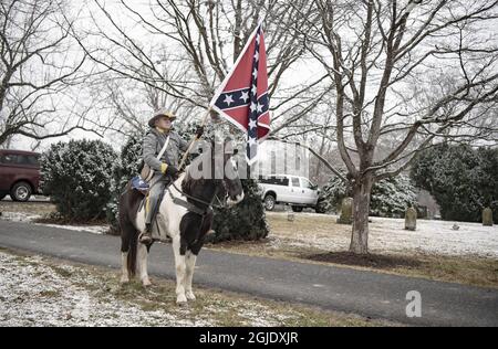 Lee-Jackson Day Parade, Lexington Virginia, USA, 16. Januar 2021, Gedenken an die konföderierten Generäle Robert E. Lee und Stonewall Jackson. Menschen, die die Main Street entlang gehen und sich am Stonewall Jackson Denkmal versammeln. Viele Teilnehmer sind in konföderierten Uniformen aus dem Bürgerkrieg gekleidet. Foto: Peter Wixtrom / Aftonbladet / TT-Code 2512 Stockfoto