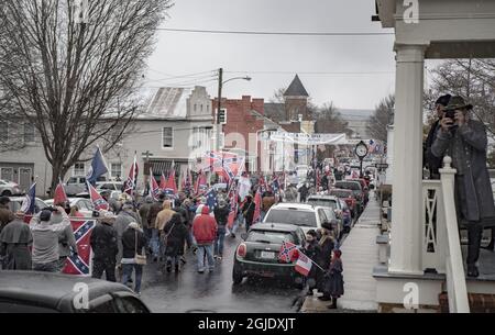 Lee-Jackson Day Parade, Lexington Virginia, USA, 16. Januar 2021, Gedenken an die konföderierten Generäle Robert E. Lee und Stonewall Jackson. Menschen, die die Main Street entlang gehen und sich am Stonewall Jackson Denkmal versammeln. Viele Teilnehmer sind in konföderierten Uniformen aus dem Bürgerkrieg gekleidet. Foto: Peter Wixtrom / Aftonbladet / TT-Code 2512 Stockfoto