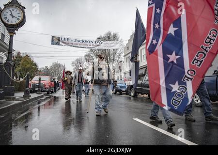 Lee-Jackson Day Parade, Lexington Virginia, USA, 16. Januar 2021, Gedenken an die konföderierten Generäle Robert E. Lee und Stonewall Jackson. Menschen, die die Main Street entlang gehen und sich am Stonewall Jackson Denkmal versammeln. Viele Teilnehmer sind in konföderierten Uniformen aus dem Bürgerkrieg gekleidet. Foto: Peter Wixtrom / Aftonbladet / TT-Code 2512 Stockfoto