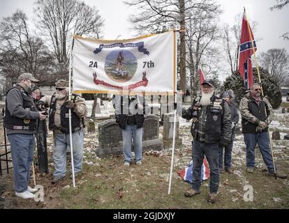 Lee-Jackson Day Parade, Lexington Virginia, USA, 16. Januar 2021, Gedenken an die konföderierten Generäle Robert E. Lee und Stonewall Jackson. Menschen, die die Main Street entlang gehen und sich am Stonewall Jackson Denkmal versammeln. Viele Teilnehmer sind in konföderierten Uniformen aus dem Bürgerkrieg gekleidet. Foto: Peter Wixtrom / Aftonbladet / TT-Code 2512 Stockfoto