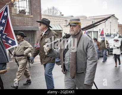 Lee-Jackson Day Parade, Lexington Virginia, USA, 16. Januar 2021, Gedenken an die konföderierten Generäle Robert E. Lee und Stonewall Jackson. Menschen, die die Main Street entlang gehen und sich am Stonewall Jackson Denkmal versammeln. Viele Teilnehmer sind in konföderierten Uniformen aus dem Bürgerkrieg gekleidet. Picture: Buck Smith trägt eine Muskete über seine Schulter und trägt eine Uniform. Er sagt, er wolle sich für die ideale seiner Vorfahren durchsetzen. Foto: Peter Wixtrom / Aftonbladet / TT-Code 2512 Stockfoto