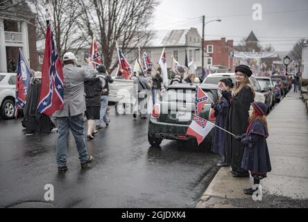 Lee-Jackson Day Parade, Lexington Virginia, USA, 16. Januar 2021, Gedenken an die konföderierten Generäle Robert E. Lee und Stonewall Jackson. Menschen, die die Main Street entlang gehen und sich am Stonewall Jackson Denkmal versammeln. Viele Teilnehmer sind in konföderierten Uniformen aus dem Bürgerkrieg gekleidet. Foto: Peter Wixtrom / Aftonbladet / TT-Code 2512 Stockfoto