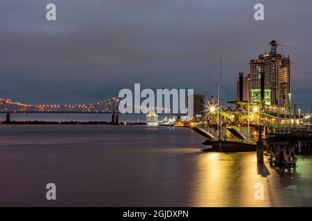 Steamboat der Natchez auf dem Mississippi River bei Sonnenaufgang in New Orleans, Louisiana, USA Stockfoto