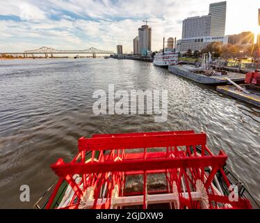 Paddelrad in Bewegung auf dem historischen Dampfschiff Natchez in New Orleans, Louisiana, USA Stockfoto