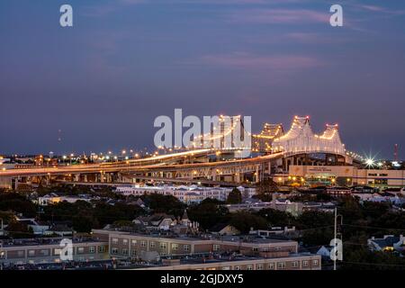 Crescent City Connection Bridge über den Mississippi River in New Orleans, Louisiana, USA Stockfoto
