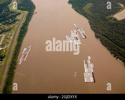 Lastkahnverkehr, Mississippi River, aus dem Flugzeug nördlich von New Orleans, Louisiana Stockfoto