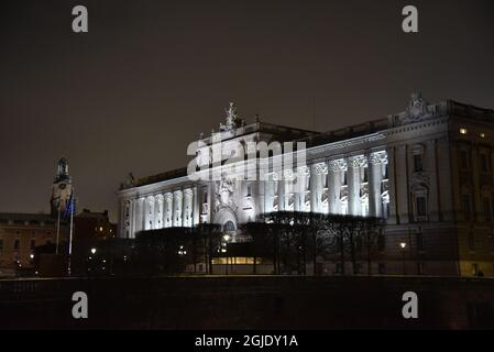 Der schwedische Riksdag feiert die Demokratie mit einer Lichtshow in Stockholm Schweden, 26. Januar 2021. Am Dienstag, dem 26. Januar, ist es genau hundert Jahre her, dass das Parlament die zweite und endgültige Entscheidung getroffen hat, in Schweden das allgemeine und gleiche Wahlrecht einzuführen, und Frauen durften schließlich bei Wahlen wählen. Foto: Lars Schroder / TT / Code 10510 Stockfoto