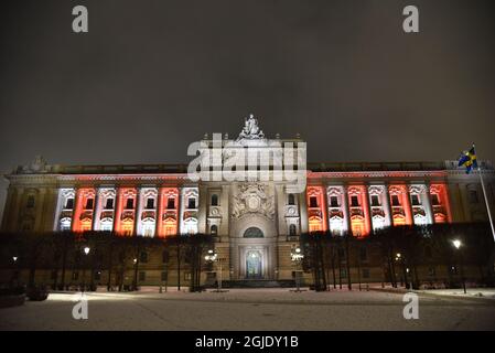 Der schwedische Riksdag feiert die Demokratie mit einer Lichtshow in Stockholm Schweden, 26. Januar 2021. Am Dienstag, dem 26. Januar, ist es genau hundert Jahre her, dass das Parlament die zweite und endgültige Entscheidung getroffen hat, in Schweden das allgemeine und gleiche Wahlrecht einzuführen, und Frauen durften schließlich bei Wahlen wählen. Foto: Lars Schroder / TT / Code 10510 Stockfoto