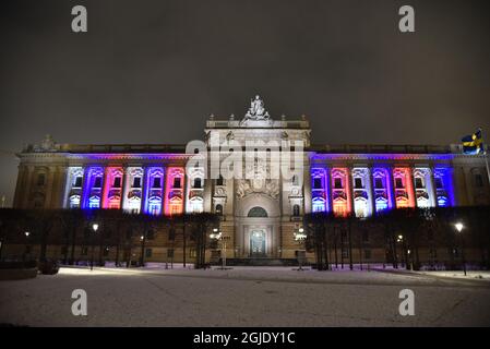 Der schwedische Riksdag feiert die Demokratie mit einer Lichtshow in Stockholm Schweden, 26. Januar 2021. Am Dienstag, dem 26. Januar, ist es genau hundert Jahre her, dass das Parlament die zweite und endgültige Entscheidung getroffen hat, in Schweden das allgemeine und gleiche Wahlrecht einzuführen, und Frauen durften schließlich bei Wahlen wählen. Foto: Lars Schroder / TT / Code 10510 Stockfoto