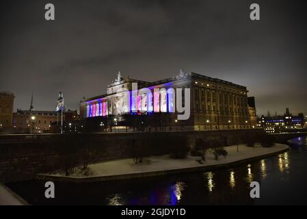 Der schwedische Riksdag feiert die Demokratie mit einer Lichtshow in Stockholm Schweden, 26. Januar 2021. Am Dienstag, dem 26. Januar, ist es genau hundert Jahre her, dass das Parlament die zweite und endgültige Entscheidung getroffen hat, in Schweden das allgemeine und gleiche Wahlrecht einzuführen, und Frauen durften schließlich bei Wahlen wählen. Foto: Lars Schroder / TT / Code 10510 Stockfoto