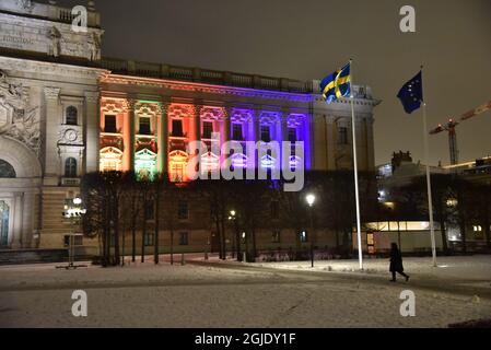 Der schwedische Riksdag feiert die Demokratie mit einer Lichtshow in Stockholm Schweden, 26. Januar 2021. Am Dienstag, dem 26. Januar, ist es genau hundert Jahre her, dass das Parlament die zweite und endgültige Entscheidung getroffen hat, in Schweden das allgemeine und gleiche Wahlrecht einzuführen, und Frauen durften schließlich bei Wahlen wählen. Foto: Lars Schroder / TT / Code 10510 Stockfoto