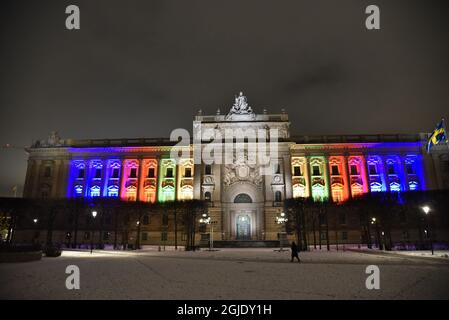 Der schwedische Riksdag feiert die Demokratie mit einer Lichtshow in Stockholm Schweden, 26. Januar 2021. Am Dienstag, dem 26. Januar, ist es genau hundert Jahre her, dass das Parlament die zweite und endgültige Entscheidung getroffen hat, in Schweden das allgemeine und gleiche Wahlrecht einzuführen, und Frauen durften schließlich bei Wahlen wählen. Foto: Lars Schroder / TT / Code 10510 Stockfoto