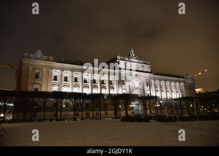 Der schwedische Riksdag feiert die Demokratie mit einer Lichtshow in Stockholm Schweden, 26. Januar 2021. Am Dienstag, dem 26. Januar, ist es genau hundert Jahre her, dass das Parlament die zweite und endgültige Entscheidung getroffen hat, in Schweden das allgemeine und gleiche Wahlrecht einzuführen, und Frauen durften schließlich bei Wahlen wählen. Foto: Lars Schroder / TT / Code 10510 Stockfoto