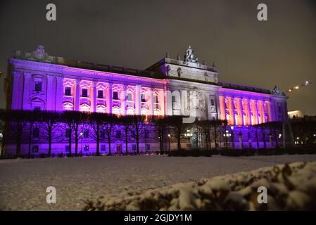 Der schwedische Riksdag feiert die Demokratie mit einer Lichtshow in Stockholm Schweden, 26. Januar 2021. Am Dienstag, dem 26. Januar, ist es genau hundert Jahre her, dass das Parlament die zweite und endgültige Entscheidung getroffen hat, in Schweden das allgemeine und gleiche Wahlrecht einzuführen, und Frauen durften schließlich bei Wahlen wählen. Foto: Lars Schroder / TT / Code 10510 Stockfoto