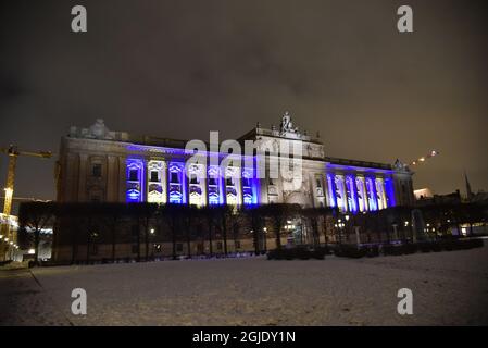 Der schwedische Riksdag feiert die Demokratie mit einer Lichtshow in Stockholm Schweden, 26. Januar 2021. Am Dienstag, dem 26. Januar, ist es genau hundert Jahre her, dass das Parlament die zweite und endgültige Entscheidung getroffen hat, in Schweden das allgemeine und gleiche Wahlrecht einzuführen, und Frauen durften schließlich bei Wahlen wählen. Foto: Lars Schroder / TT / Code 10510 Stockfoto