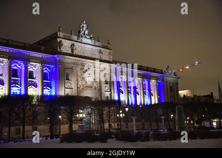 Der schwedische Riksdag feiert die Demokratie mit einer Lichtshow in Stockholm Schweden, 26. Januar 2021. Am Dienstag, dem 26. Januar, ist es genau hundert Jahre her, dass das Parlament die zweite und endgültige Entscheidung getroffen hat, in Schweden das allgemeine und gleiche Wahlrecht einzuführen, und Frauen durften schließlich bei Wahlen wählen. Foto: Lars Schroder / TT / Code 10510 Stockfoto