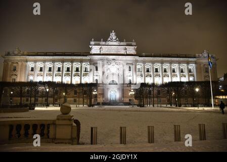 Der schwedische Riksdag feiert die Demokratie mit einer Lichtshow in Stockholm Schweden, 26. Januar 2021. Am Dienstag, dem 26. Januar, ist es genau hundert Jahre her, dass das Parlament die zweite und endgültige Entscheidung getroffen hat, in Schweden das allgemeine und gleiche Wahlrecht einzuführen, und Frauen durften schließlich bei Wahlen wählen. Foto: Lars Schroder / TT / Code 10510 Stockfoto