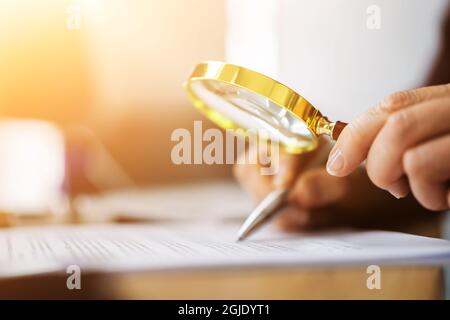 Lawyer Paper Investigation Mit Lupenglas. Prüfen Und Prüfen Stockfoto