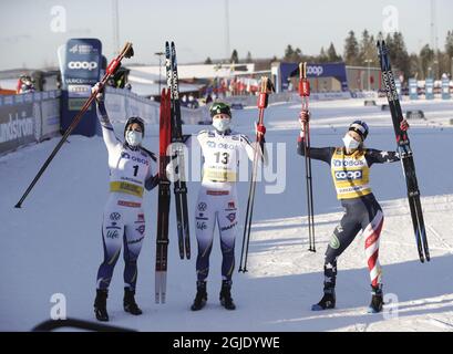 ULRICEHAMN 20210206 SwedenÂ¨s Johanna Hagstrom (L) Zweiter Platz, Maja Dahlqvist (C) Schwedens Siegerin und Jessie Diggins (R) von US-Dritter feiern nach dem Frauen-WM-Freisprint Samstag, 6. Februar 2021 in Ulricehamn Foto: Adam Ihse/TT Stockfoto