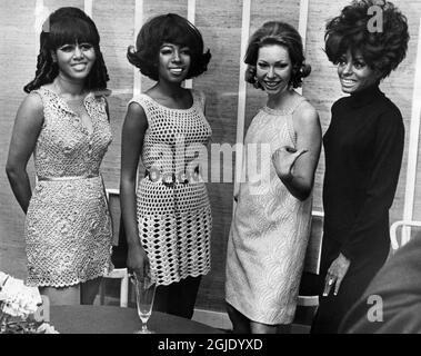 STOCKHOLM 19680209 Prinzessin Christina von Schweden trifft die Supremes nach ihrem Auftritt in Berns backstage. Von links nach rechts: Cindy Birdsong, Mary Wilson, Prinzessin Christina und Diana Ross. Foto: Goran Blom / Expressen / TT / Code: 192 Stockfoto