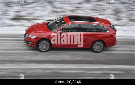 Skoda Octavia Combi IV Plug-in Hybrid. Ein Auto fährt auf verschneiten und vereisten Straßen Foto anders Wiklund / TT Code 10040 Stockfoto