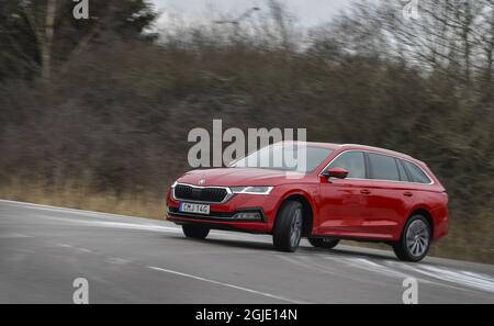 Skoda Octavia Combi IV Plug-in Hybrid. Ein Auto auf der Straße Foto anders Wiklund / TT Code 10040 Stockfoto