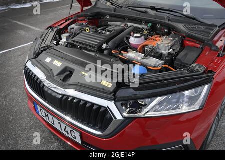 Skoda Octavia Combi IV Plug-in Hybrid.die orangefarbenen Kabel sind mit dem Elektromotor verbunden, der zwischen dem Benzinmotor und dem Getriebe sitzt. Photo anders Wiklund / TT Code 10040 Stockfoto