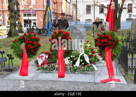 Kranzniederlegung zum 35. Jahrestag der Tötung des ehemaligen schwedischen Premierministers und Parteiführers der Sozialdemokraten Olof Palme am Grab von Palme auf dem Kirchhof von Adolf Fredrik in Stockholm, Schweden, 28. Februar 2021. Foto: Jonas Ekstromer/TT Kod: 10030 Stockfoto