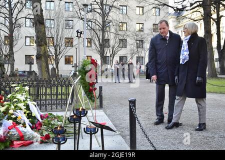 Der schwedische Ministerpräsident und Parteivorsitzende der Sozialdemokraten Stefan Lofven und seine Frau Ulla Lofven bei einer Kranzniederlegung zum 35. Jahrestag der Tötung des ehemaligen schwedischen Premierministers und Parteiführers der Sozialdemokraten Olof Palme am Grab von Palme in der Adolf-Fredrik-Kirche Werft in Stockholm, Schweden 28. Februar 2021. Foto: Jonas Ekstromer/TT Kod: 10030 Stockfoto