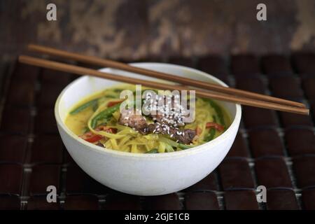 Würziges Hühnerlaksa mit grünen Bohnen Foto Janerik Henriksson / TT Code 10010 Stockfoto