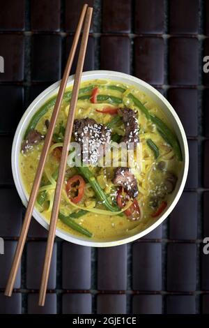 Würziges Hühnerlaksa mit grünen Bohnen Foto Janerik Henriksson / TT Code 10010 Stockfoto