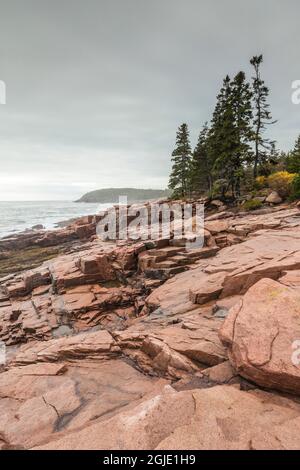 USA, Maine, Mt. Desert Island. Acadia National Park, Blick auf die Küste bei Thunder Hole. Stockfoto