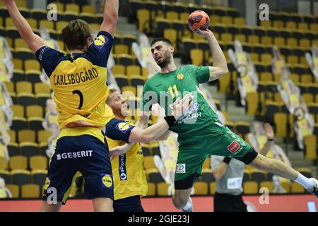 Der Montenegriner Branko Vujovic (R) im Kampf gegen den Schweden Jim Gottfridsson und Jonathan CarlsbogÃ¥Rd während des Männer-EHF-Euro-Qualifier-Handballmatches zwischen Schweden und Montenegro in der Sparbanken Skane Arena in Lund, Schweden, 09. März 2021. Foto: Johan Nilsson / TT / Kod 50090 Stockfoto