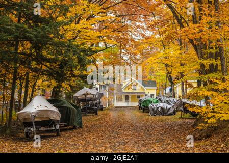 USA, Maine, Bayside. Bayview Cottages, Gemeinschaft am Meer in einem ehemaligen religiösen Themenresort im Herbst. Stockfoto