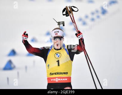 Der drittplatzierte Norweger Johannes Thingnes Boe feiert beim 15-km-Massenstart-Wettbewerb der Männer beim IBU-Biathlon-Weltcup-Event in Ostersund, Schweden, am 21. März 2021 die Ziellinie (den Gewinn des Gesamtweltcups). Photo anders Wiklund / TT / Code 10040 *** SCHWEDEN OUT *** Stockfoto