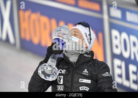 Der drittplatzierte Norweger Johannes Thingnes Boe küsst die Trophäe nach dem Gewinn des Gesamtweltcups, nach dem 15-km-Massenstart-Wettbewerb der Männer während des IBU-Biathlon-Weltcups in Ostersund, Schweden, am 21. März 2021. Photo anders Wiklund / TT / Code 10040 *** SCHWEDEN OUT *** Stockfoto